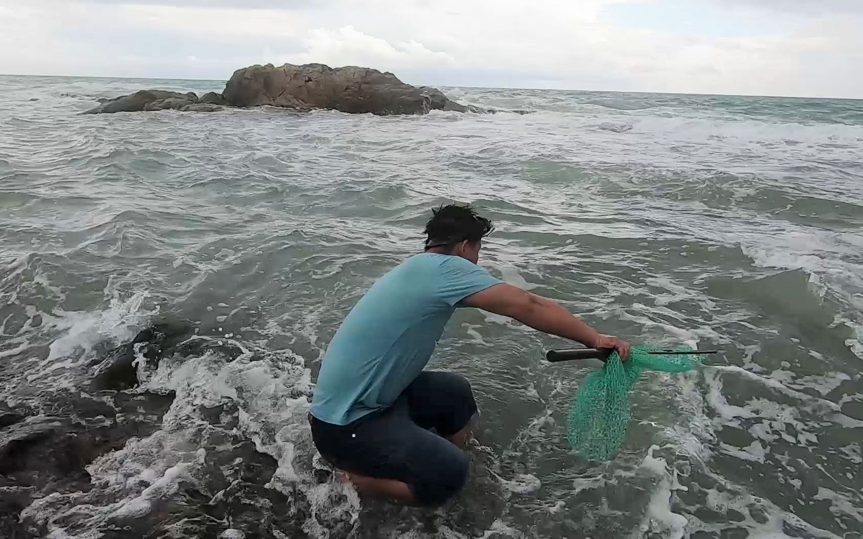 颱風天趕海碰上暴雨,老四冒死潛入海里捕魚,意外收穫了值錢大物