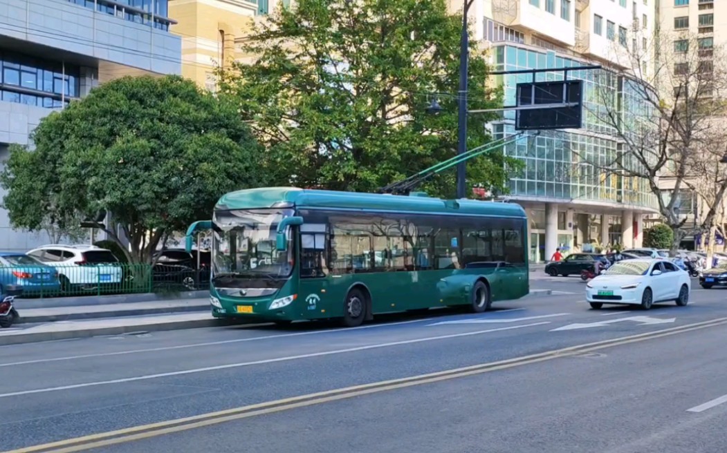 杭州无轨电车采风,在拍摄结束前,终于等到仅剩三台的zk5125,2015年