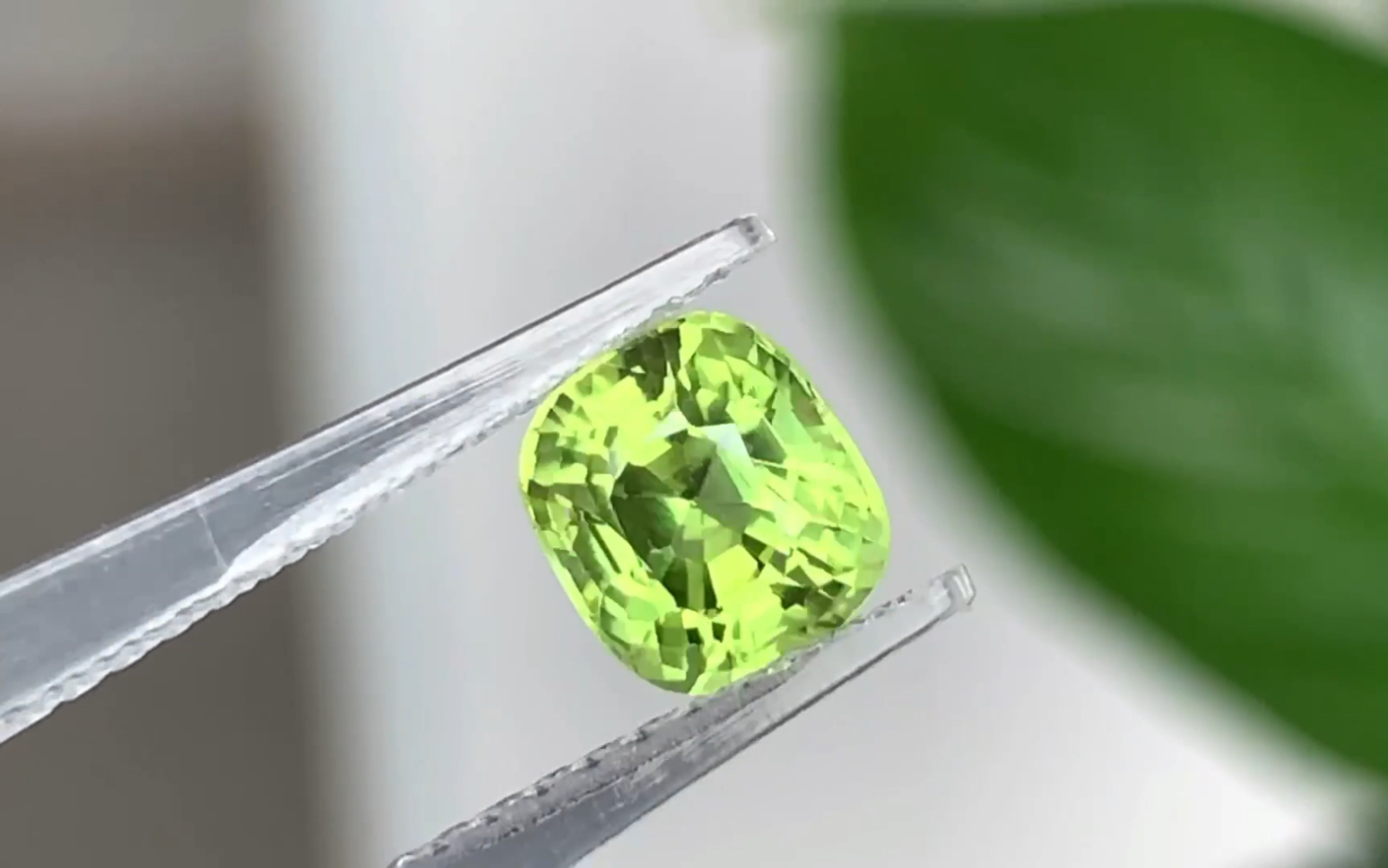 天然缅甸橄榄石,绝美荧光绿色,440元