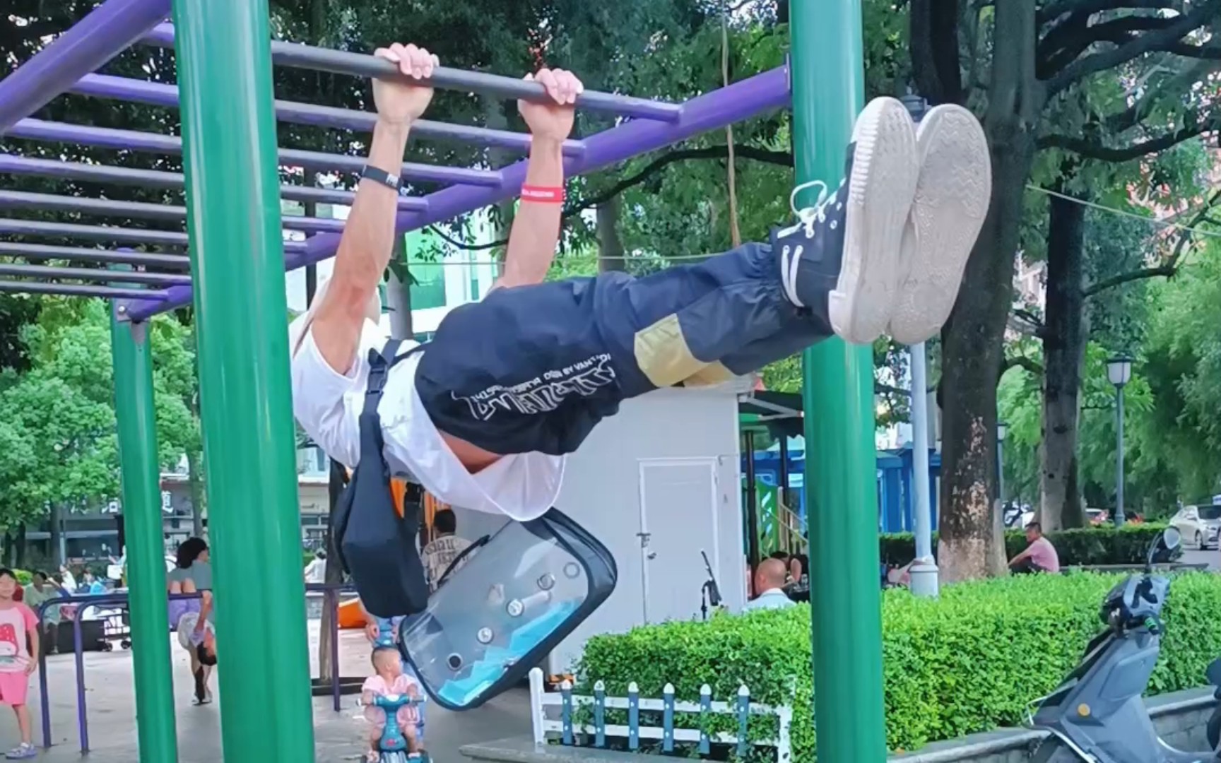 负重单手吊杠66秒后~还能负重35秒前水平,就问国内还有谁?