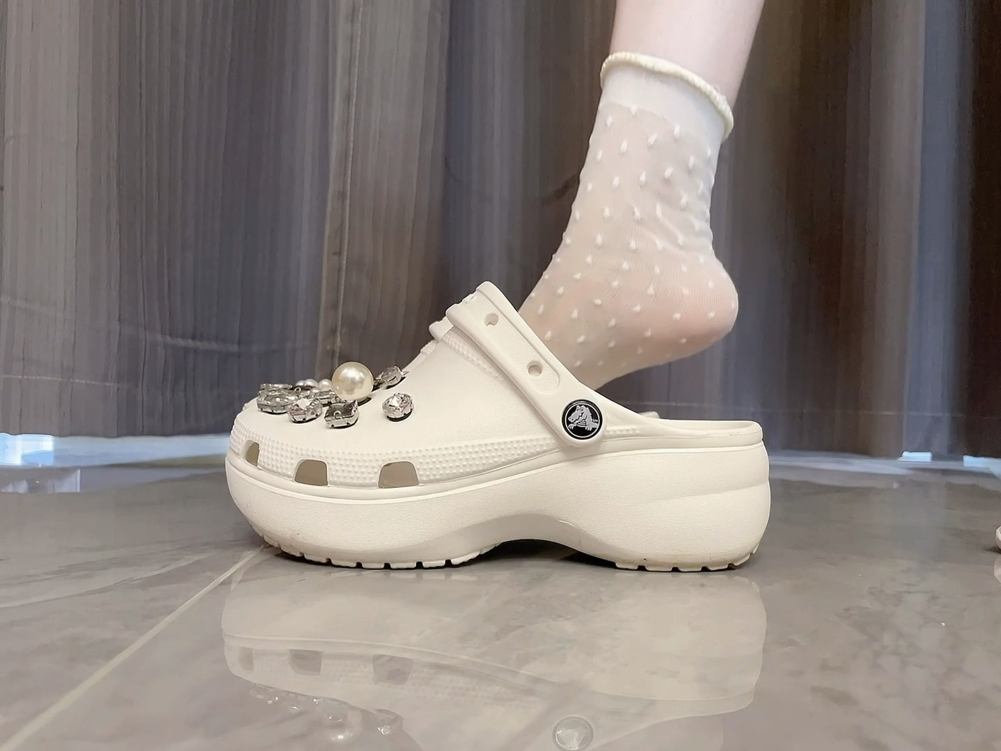 crocs运动洞洞鞋搭配白色冰冰袜