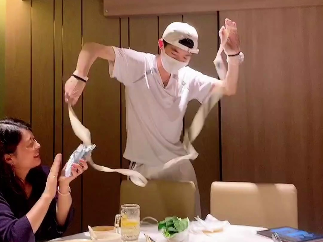 海底捞甩面小哥