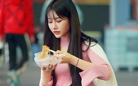 吃慢点小心烫嘴 长沙 黑叔街拍 李青青