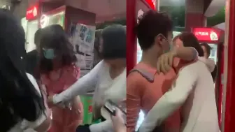 Descargar video: 郑州大学毕业生男扮女装，到女澡堂偷拍被女生围堵：所拍内容已删