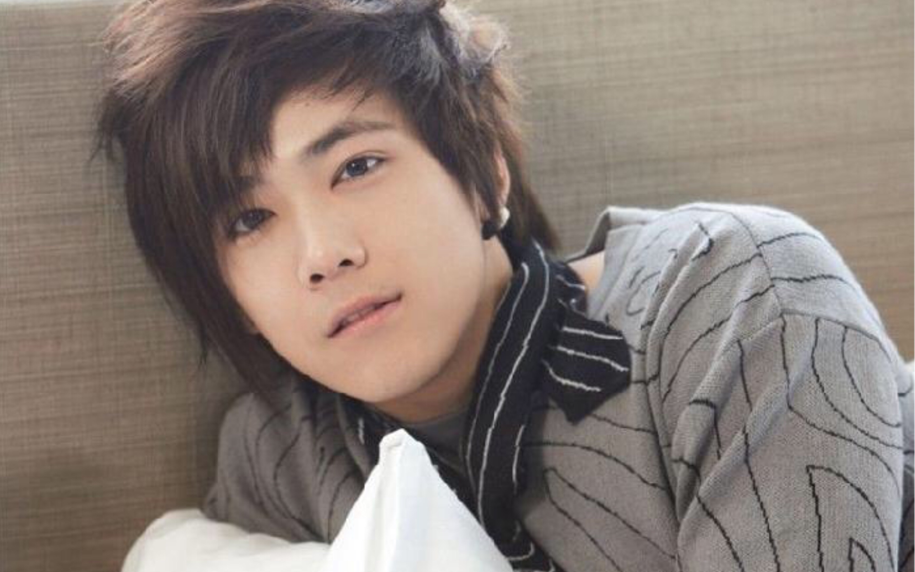 出道时因太好看被怀疑找人替唱所以李洪基是有多好看备好纸巾以防鼻血