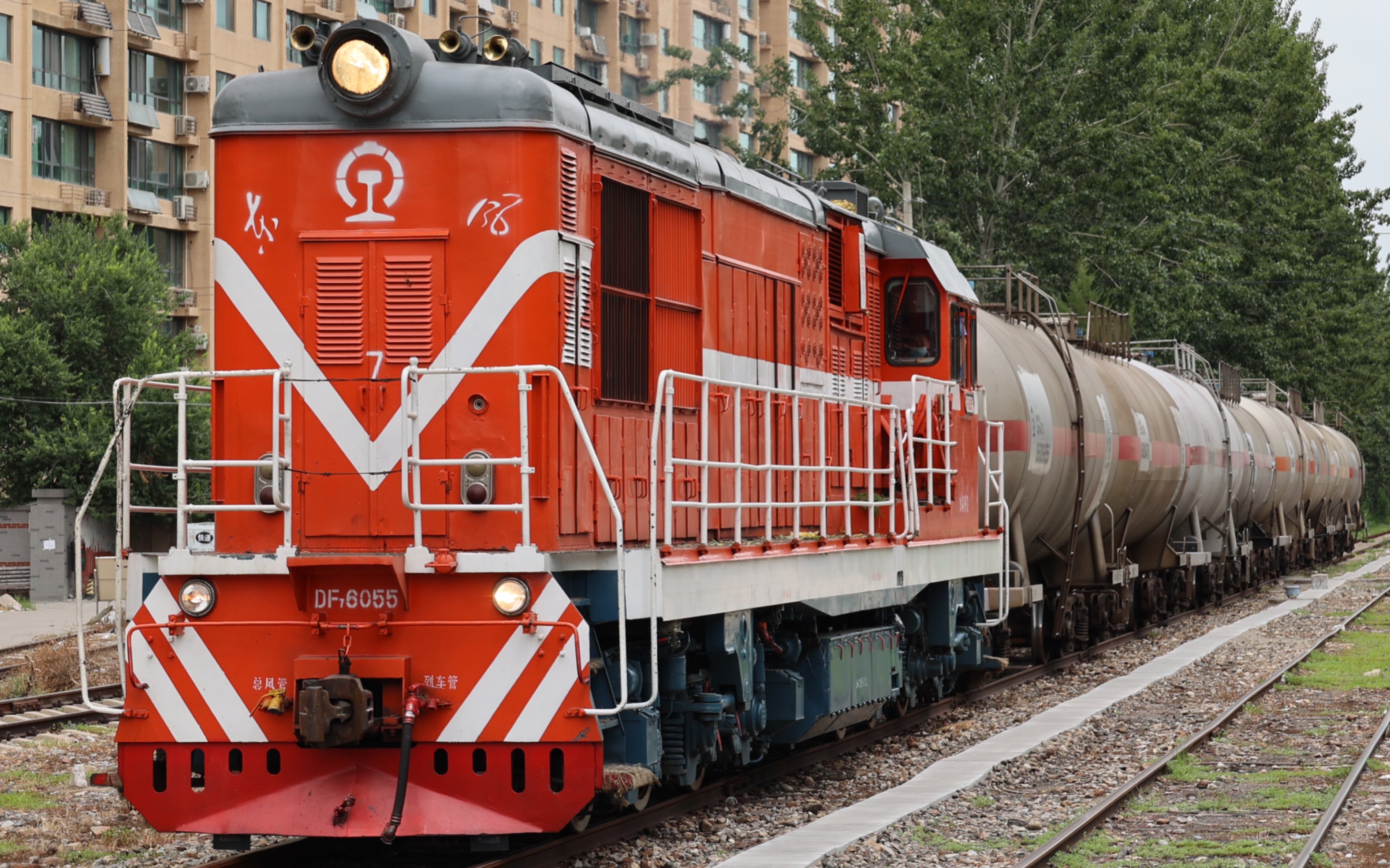 df7b6055牵引油罐车进入西黄村站纪实