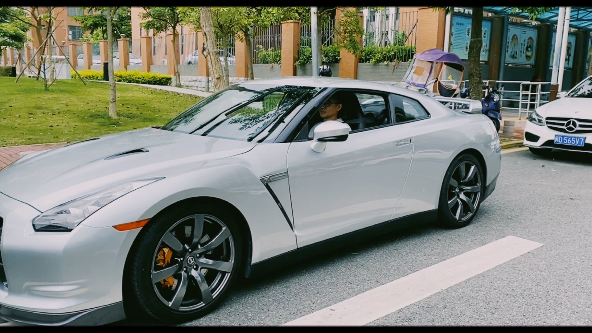 银色gtr邂逅玛莎小哥