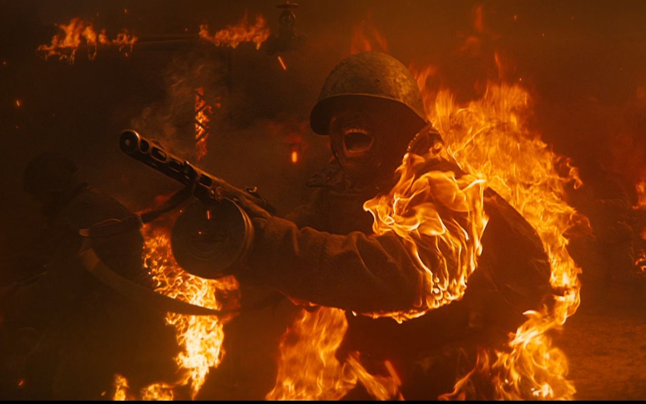 看看俄罗斯拍的抗德神剧,忍着火烧发起冲锋,炮弹拐弯击中军火库