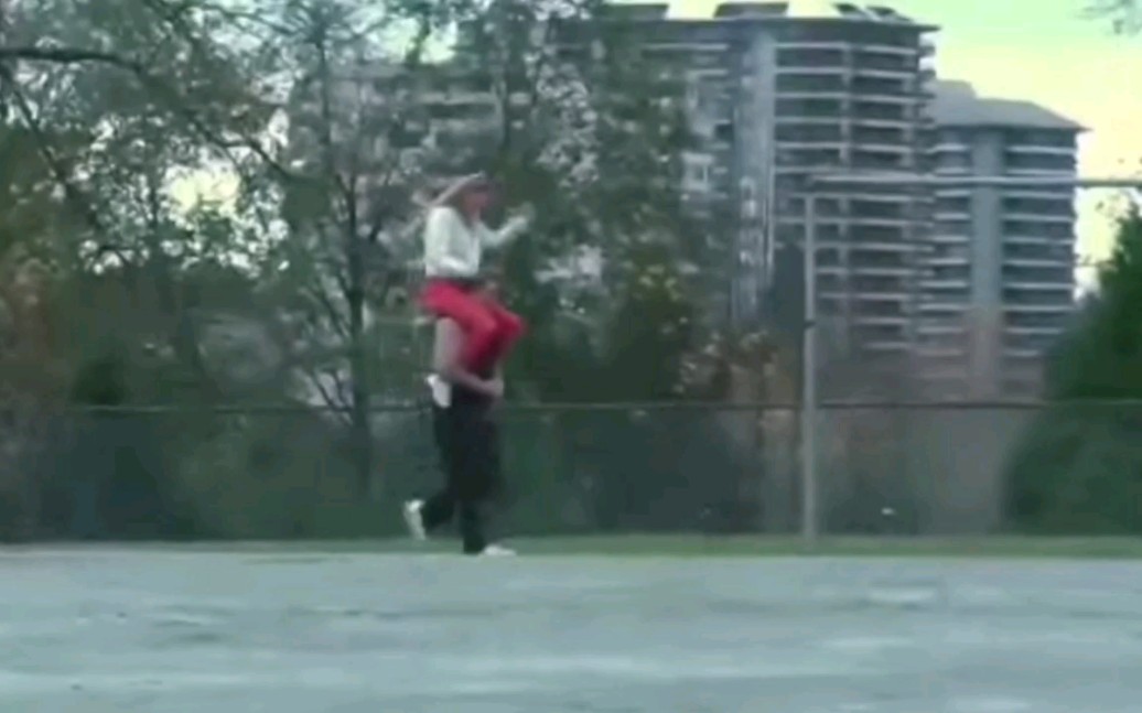 女友骑脖子负重练习两小时