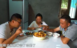 Tải video: 夏天的味道是黄角兰给的，回老爸家的路上一阵清风，一路花香