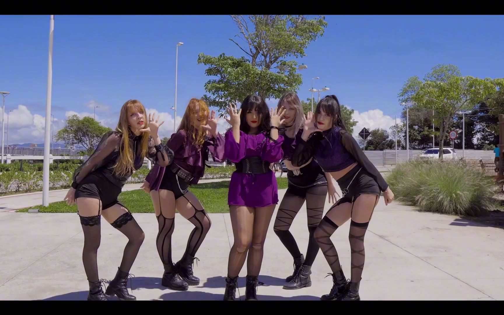 巴西长腿小姐姐女团户外翻跳《rumor》活泼甜美