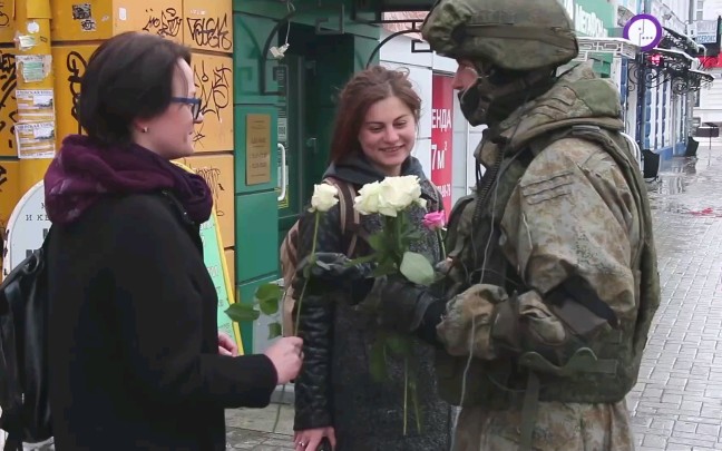 俄罗斯士兵在叶卡捷琳堡街头给女性送花