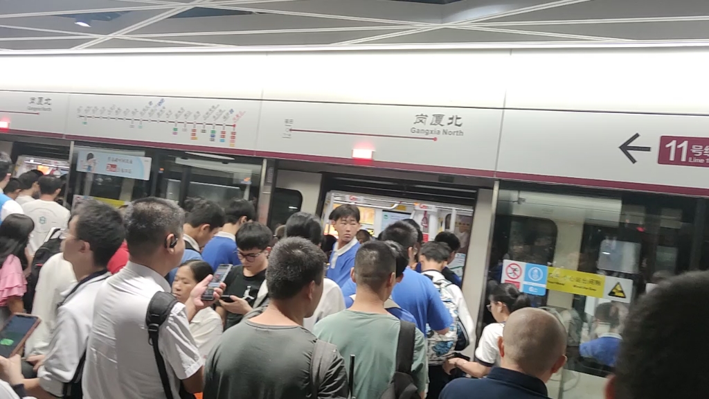 感受一下深圳地铁上下班的客流量,胜似过春节dt-tb