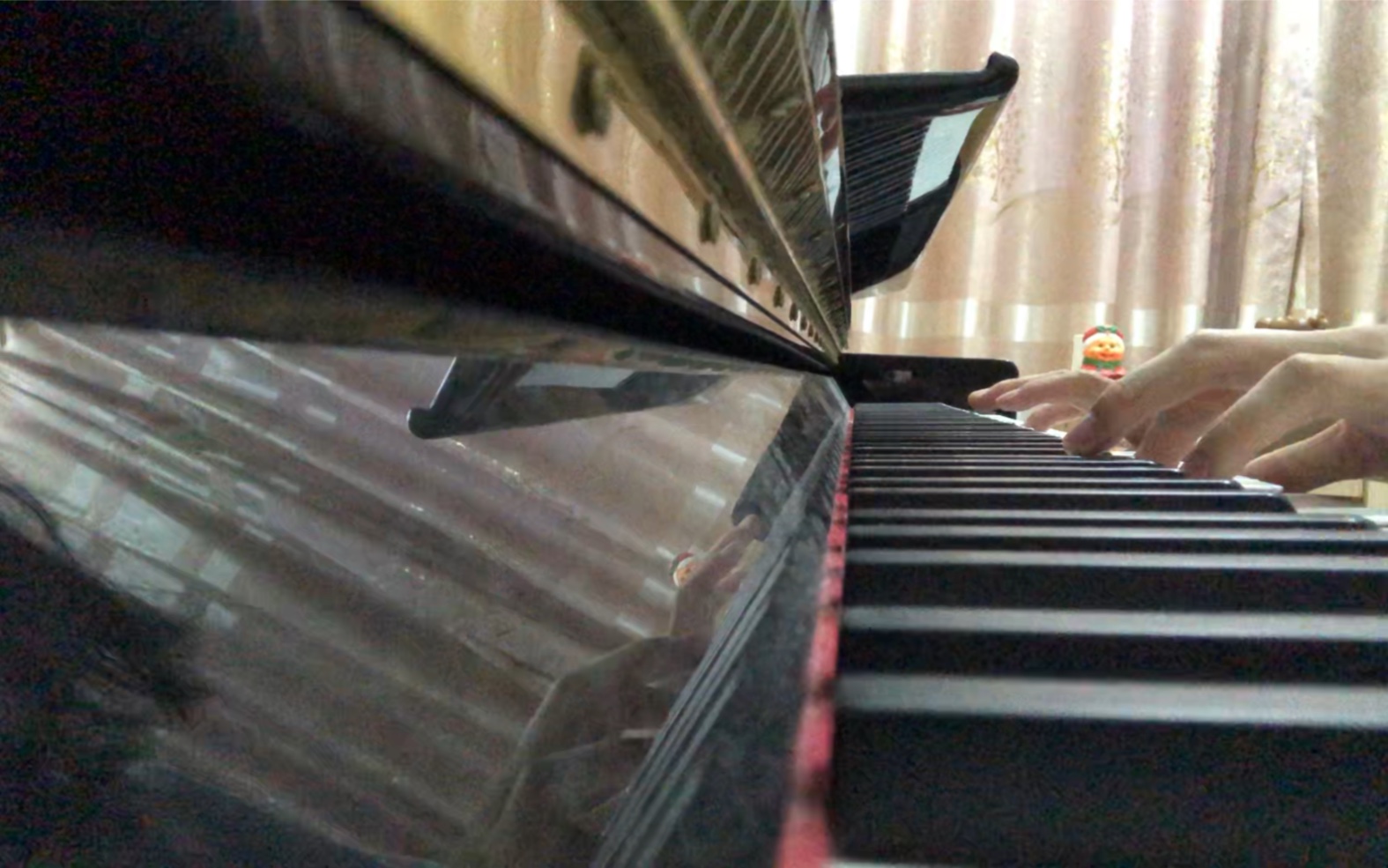 《好想爱这个世界啊》的一小段钢琴伴奏4536251深度解析,你们要的这都