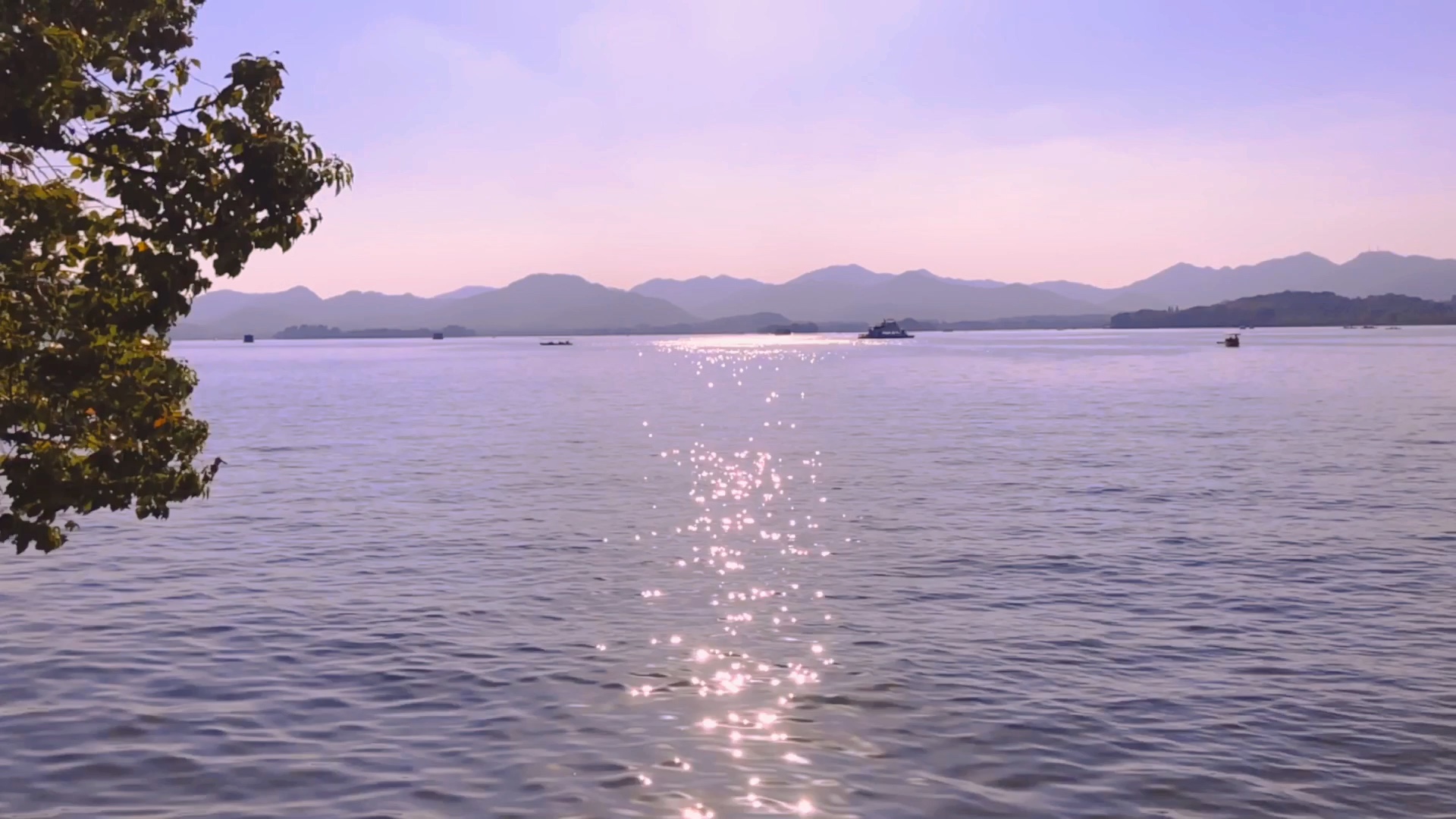 周末无事闲游西湖,真的太好看了,波光粼粼的湖面,像是太阳把星星洒在