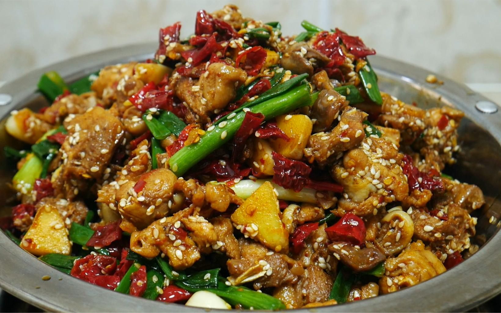 湘菜大厨教你干锅鸡的做法,不仅简单易学,而且比辣子鸡还好吃