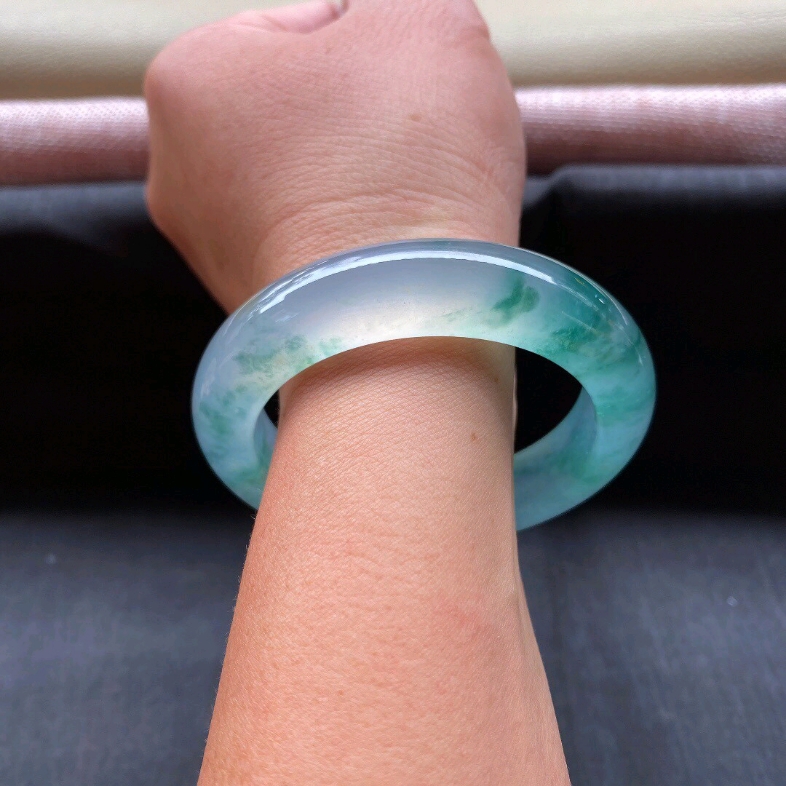 冰玻种飘蓝绿正圈手镯,底子细,种老水头足冰润通透水汪汪的起荧光
