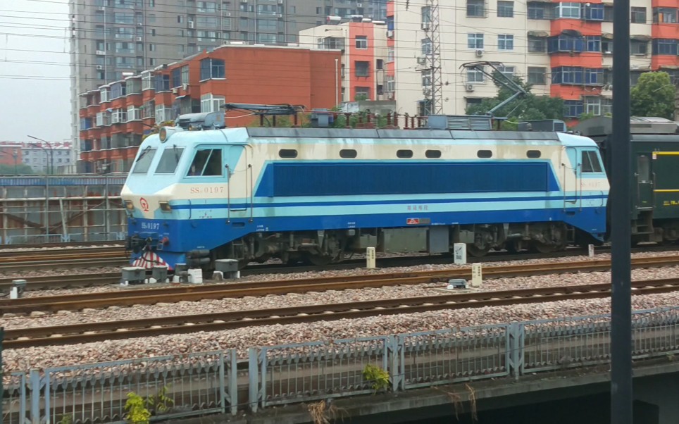 郑局郑段ss80197牵引客列通过