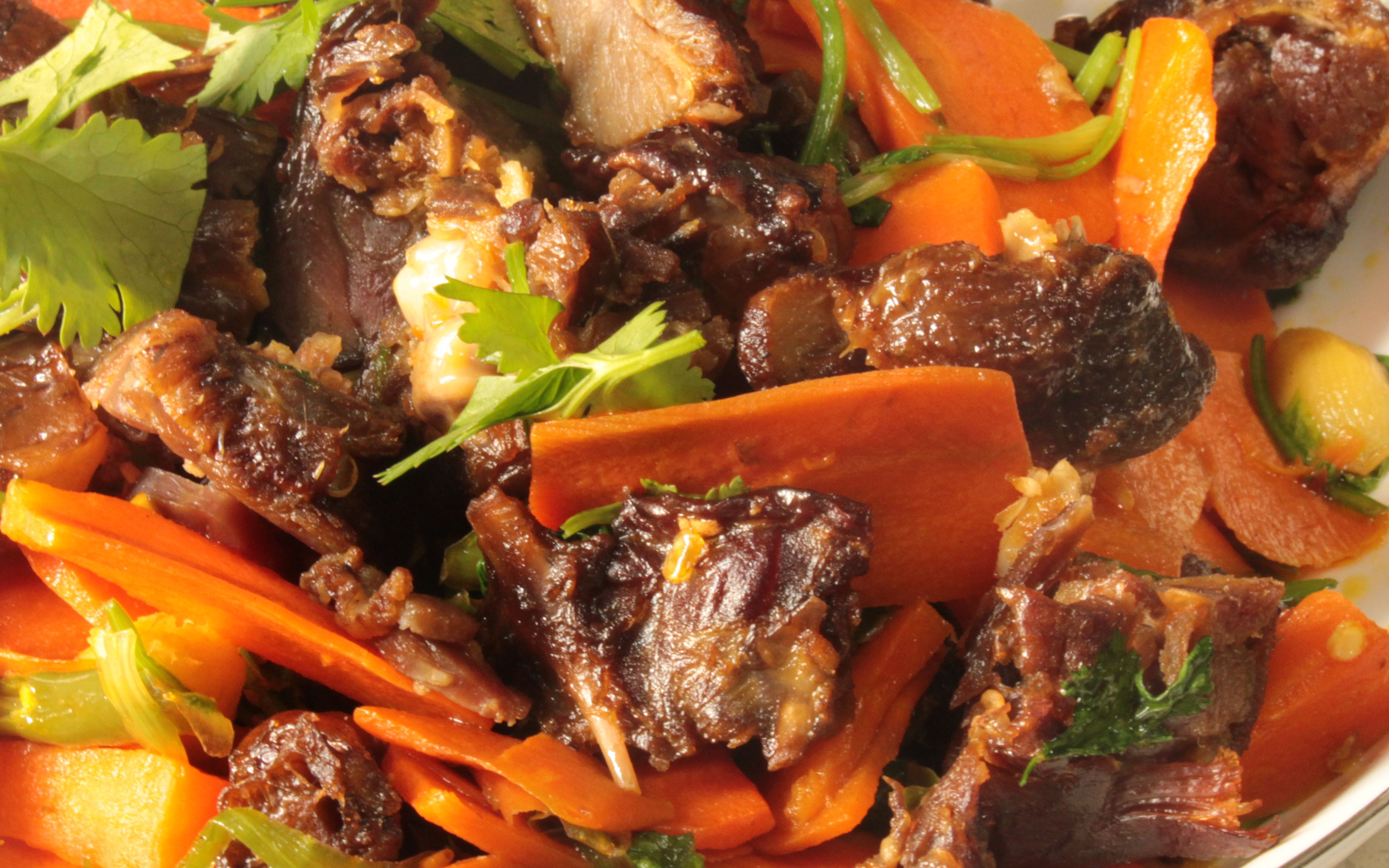 家常腊鸭腿炒胡萝卜,辣味十足,下饭神器