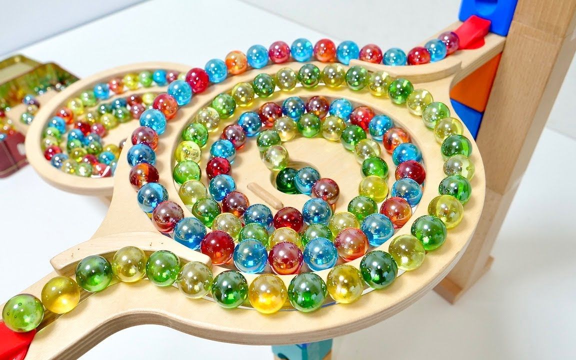 哇!2个超大积木转盘把黄色,蓝色弹珠运送到铁箱!