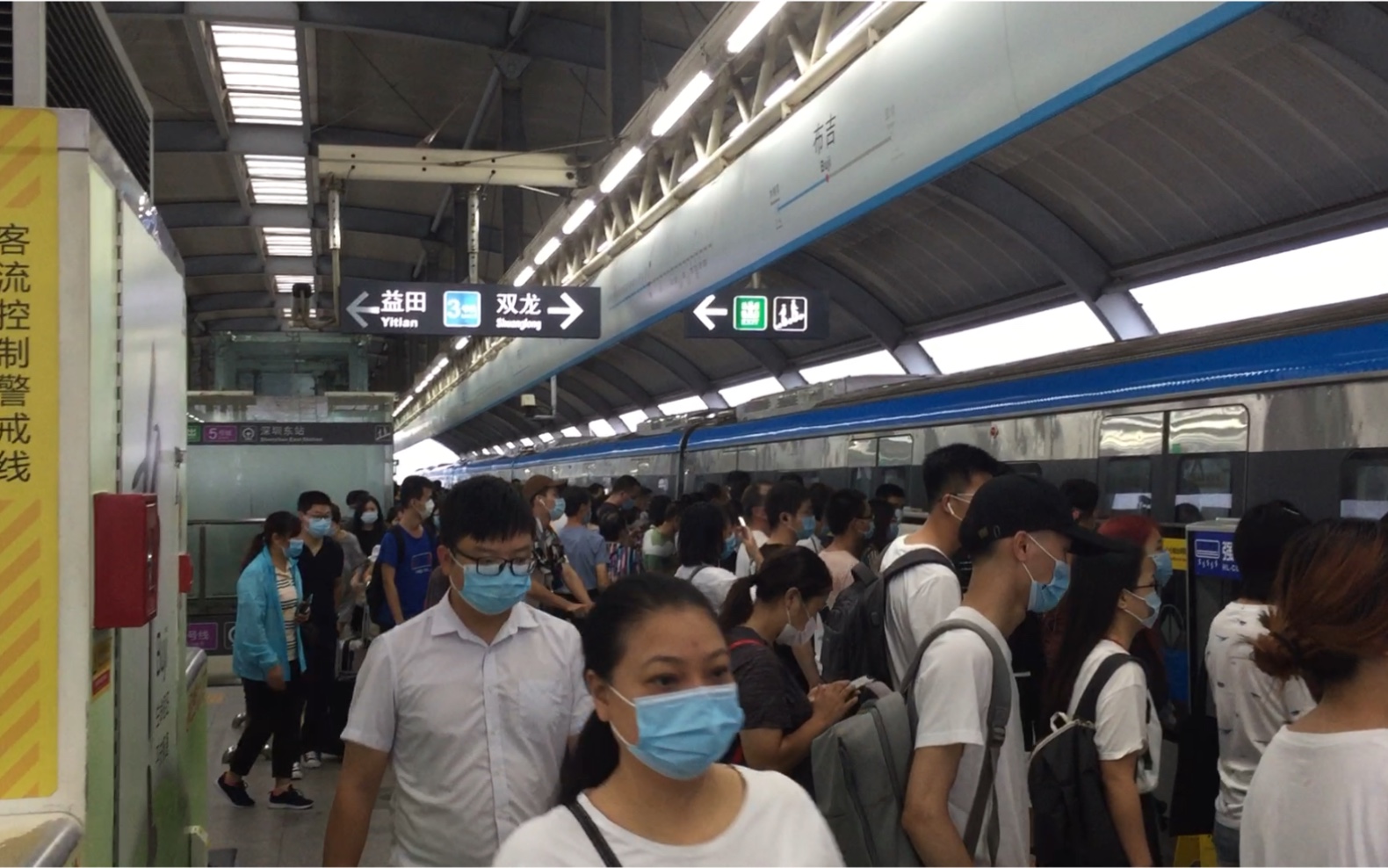 大暴雨下的深圳地铁3号线周末早高峰深圳东站