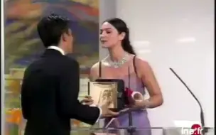 Скачать видео: 莫妮卡吻梁朝伟Tony Leung reçoit le Prix d'interprétation masculine à Cannes 2000