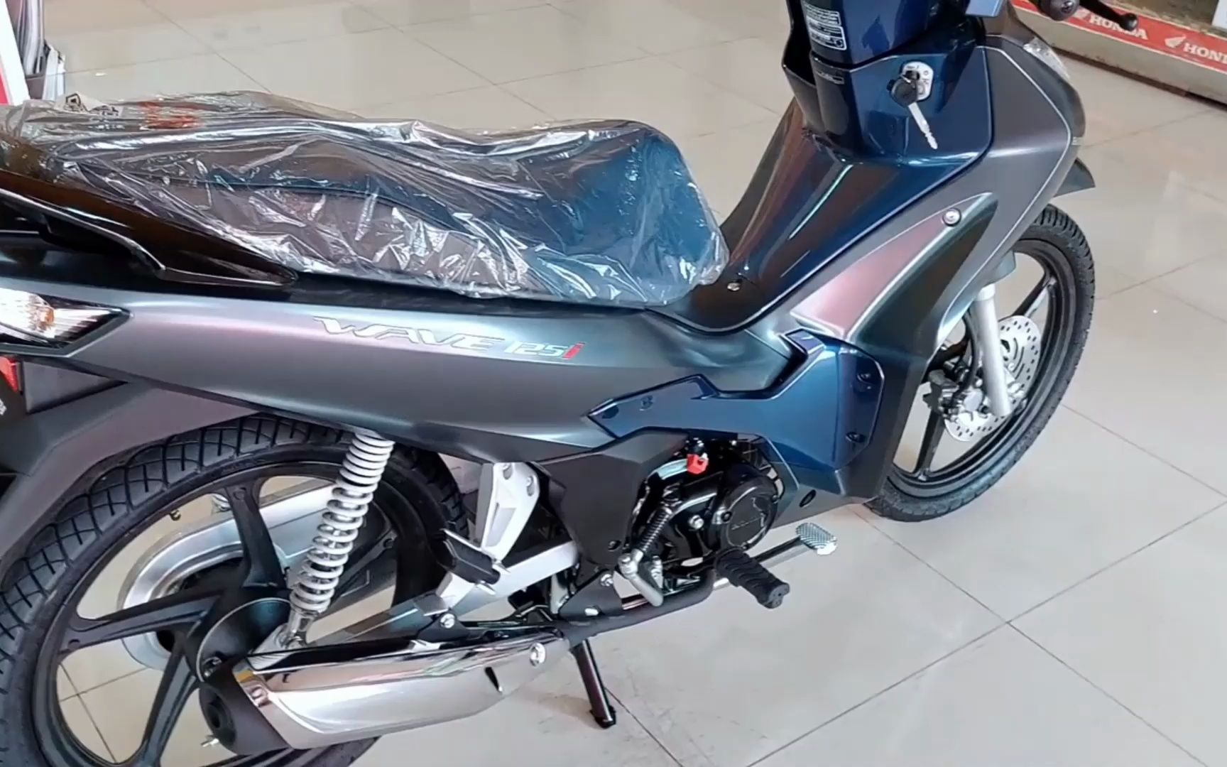 本田省油125弯梁车,皮实耐用,颜值高动力强,通勤车代步神器