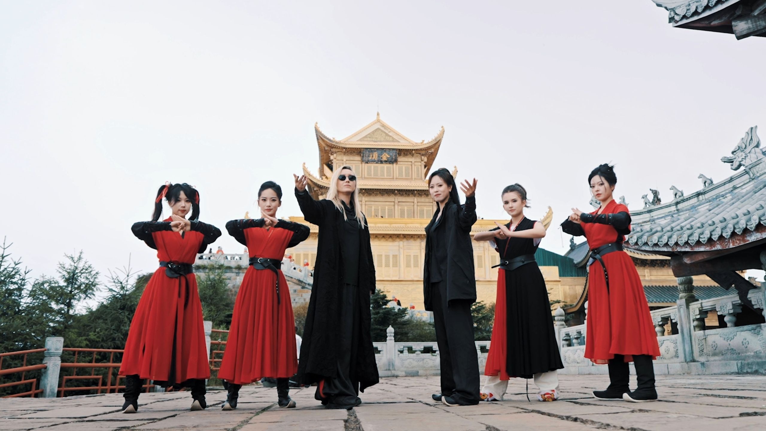 皎皎峨眉月，光辉满江湖