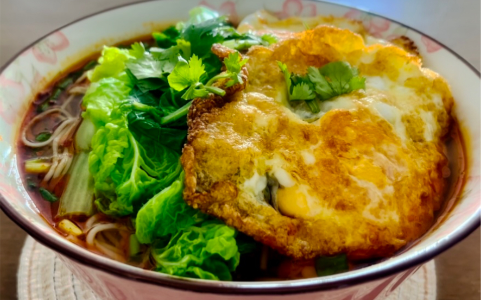 按照妈妈教的方法,做了一碗煎蛋米线