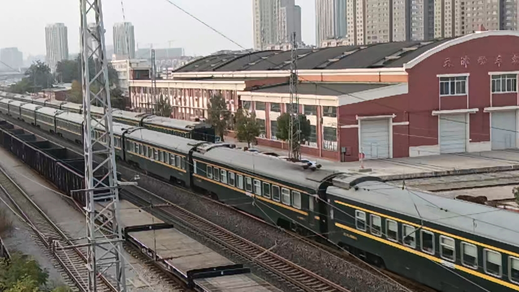 英雄列车z11次快速通过天津动车客车段