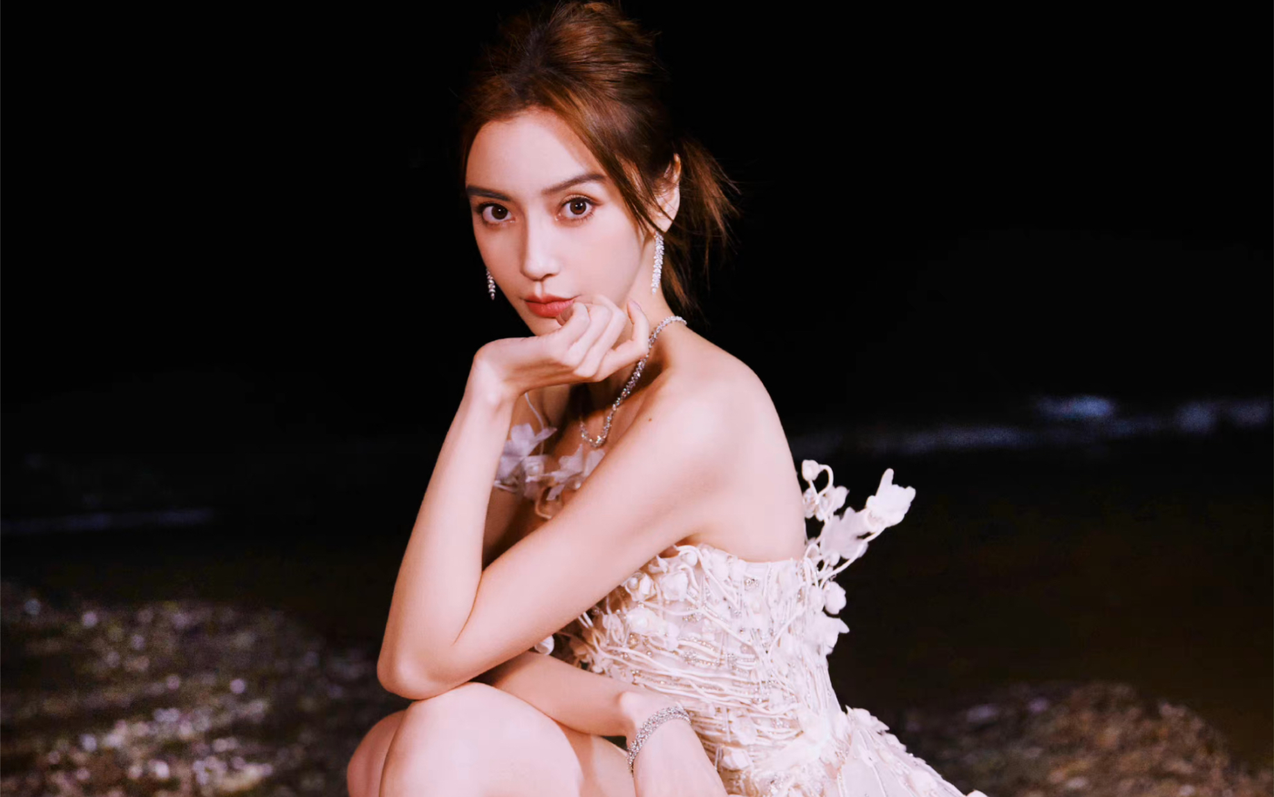 杨颖金鸡奖造型# 一袭薄纱勾勒曼妙身姿,步曳生花,款款而来,盛放极致