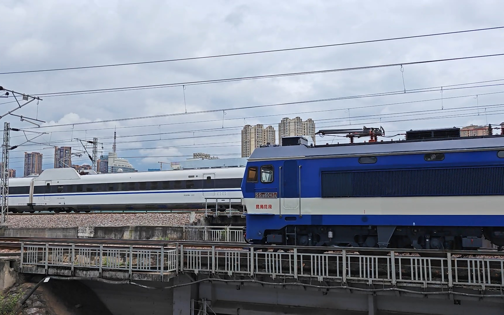 【中国铁路】20240713昆明大观桥拍车被挡3次,悲!