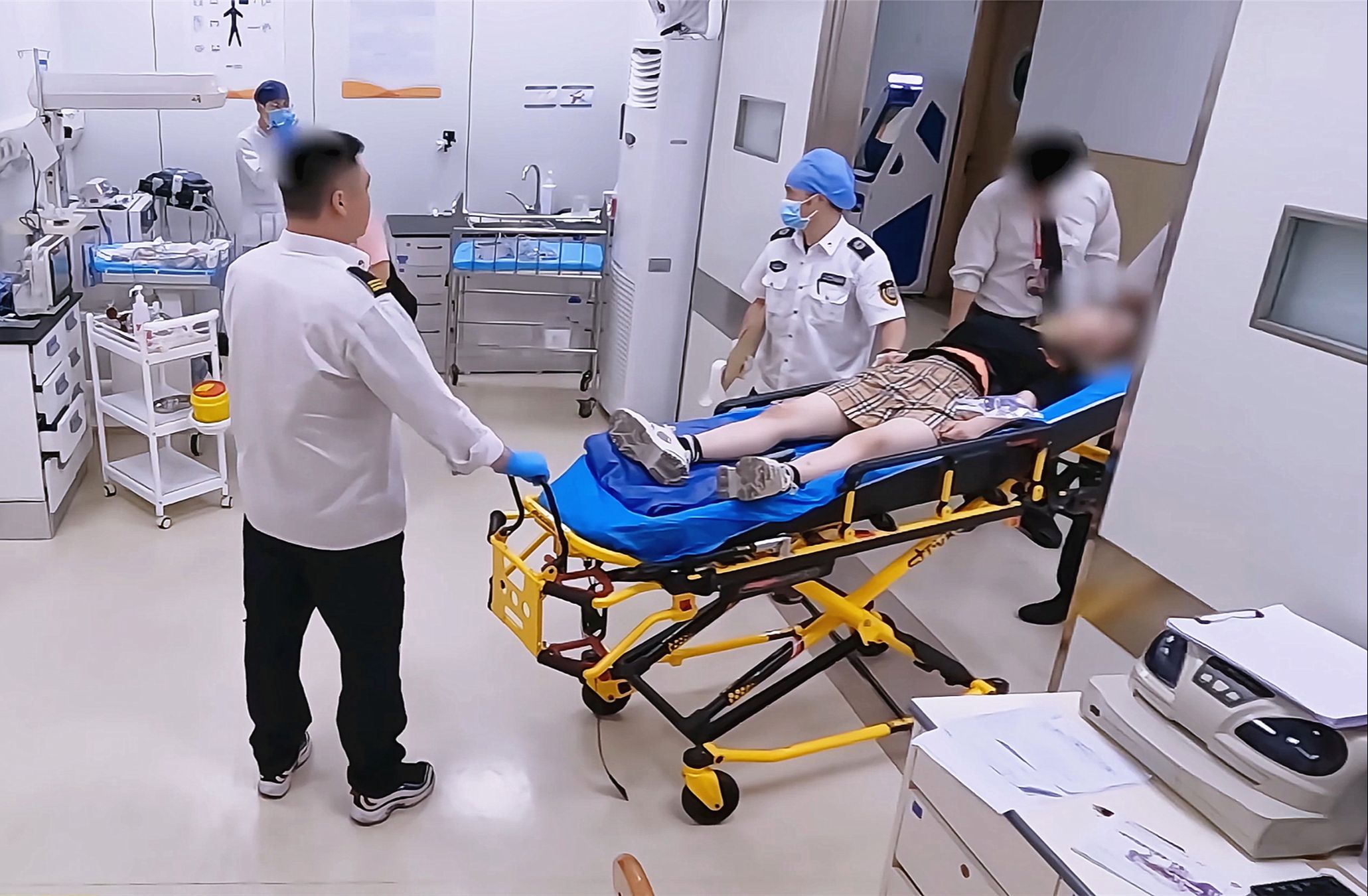 14岁女孩狂吞6片药物被两男生送医院，医生直呼要报警！