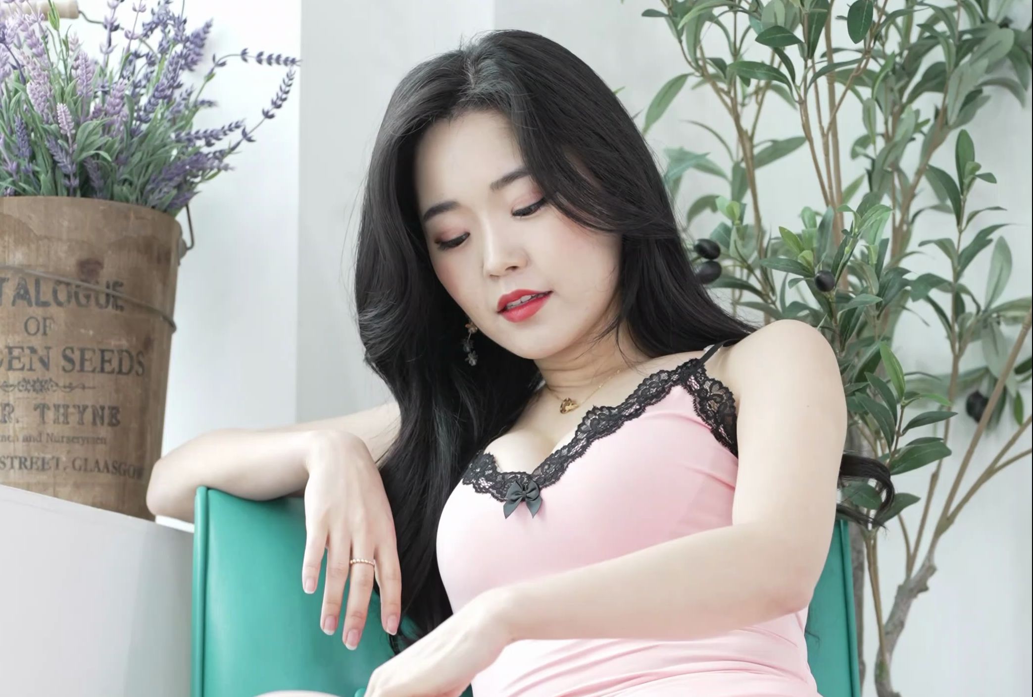 美女模特洪智恩【粉红v领蕾丝连衣裙肉色连裤丝袜】时尚穿搭摄影