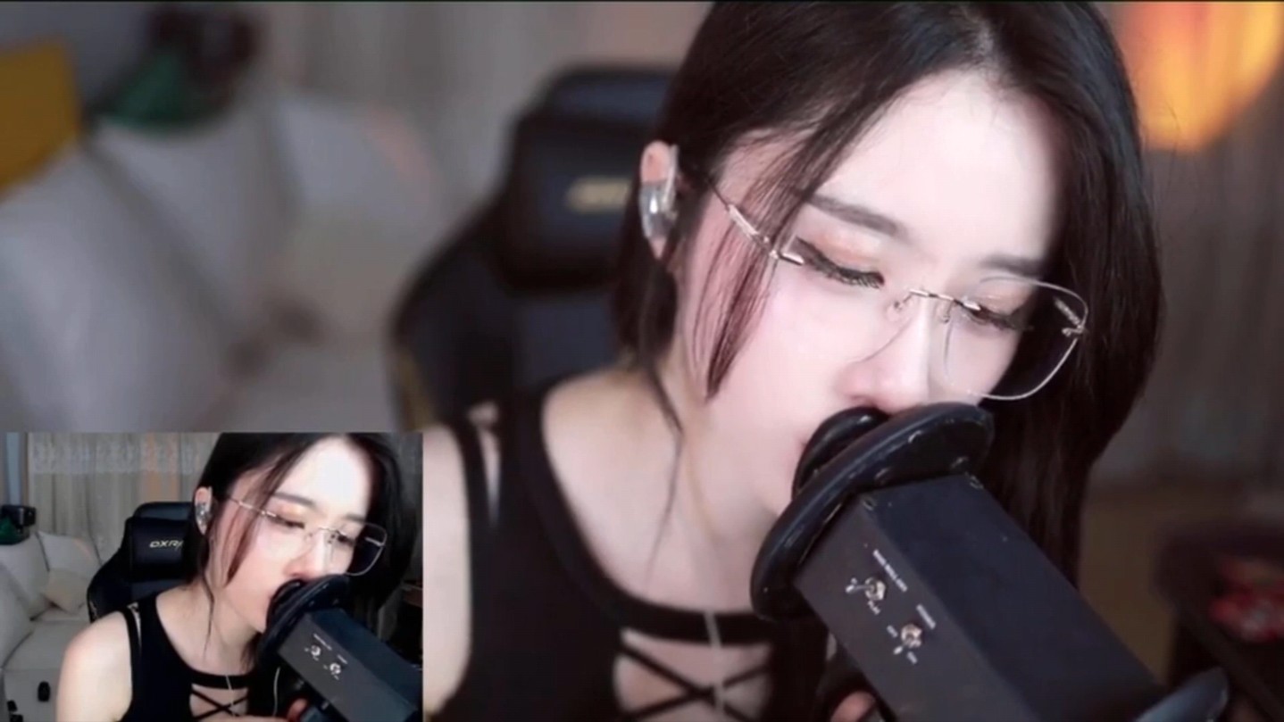 【asmr 轩子巨二兔】舔耳 嘴的声音和脚的丝袜按摩