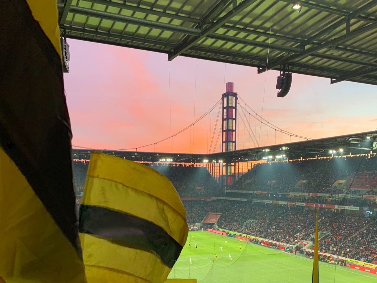 德甲第18轮 科隆0:4多特蒙德 多特赛后谢场客队看台视角