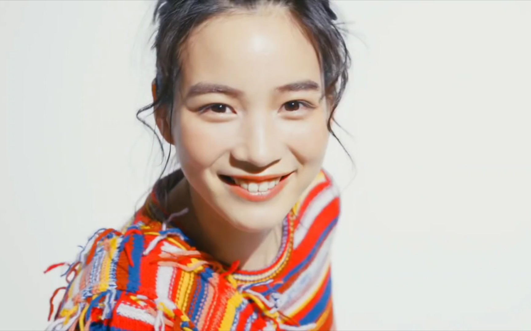 [中字] non(能年玲奈) 25ans 《non穿色彩鲜艳的衣服露出柔和的笑容