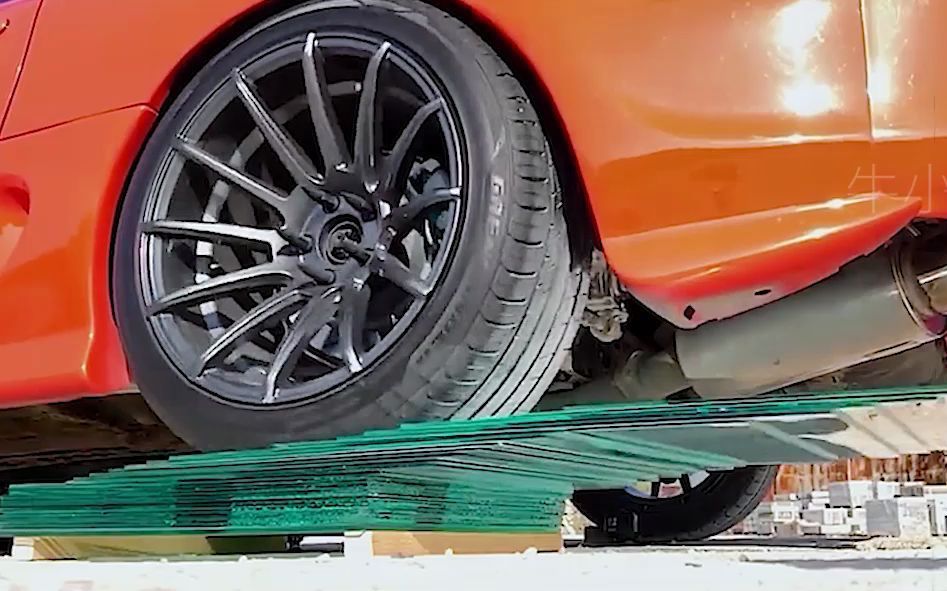 外国人用8吨重汽车碾压中国制造的玻璃,能否压碎呢?测试后惊呆了