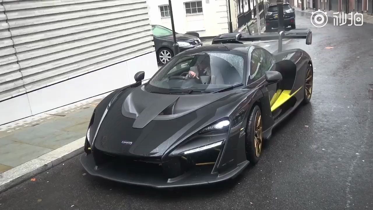 迈凯伦塞纳伦敦街拍