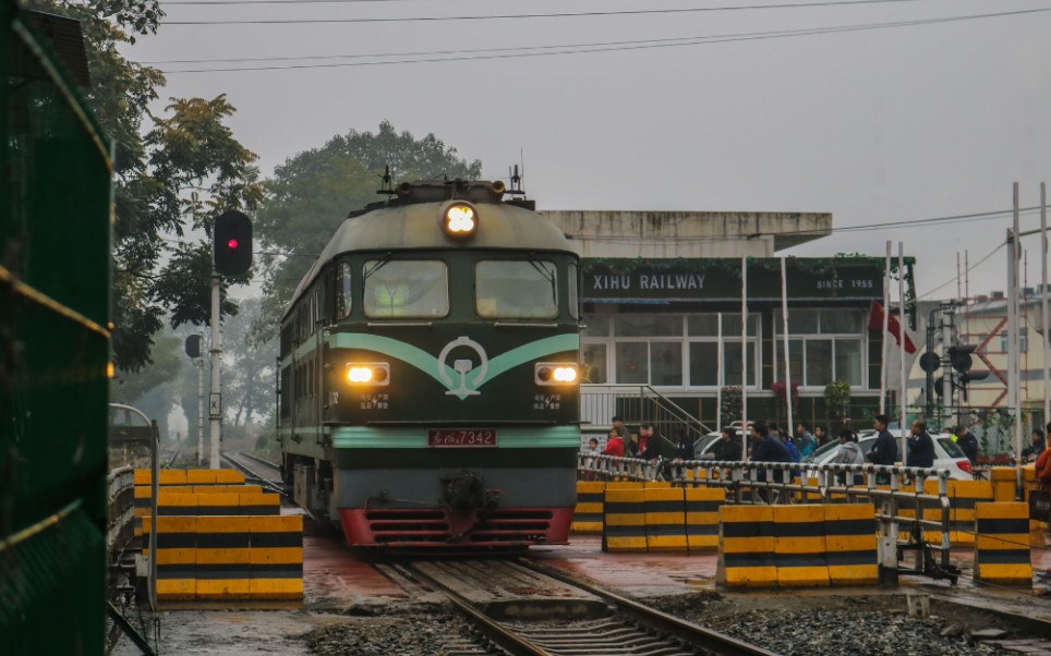 【铁道摄影】西局西段df4b7342牵引大列棚子通过西户线7km道口_哔哩