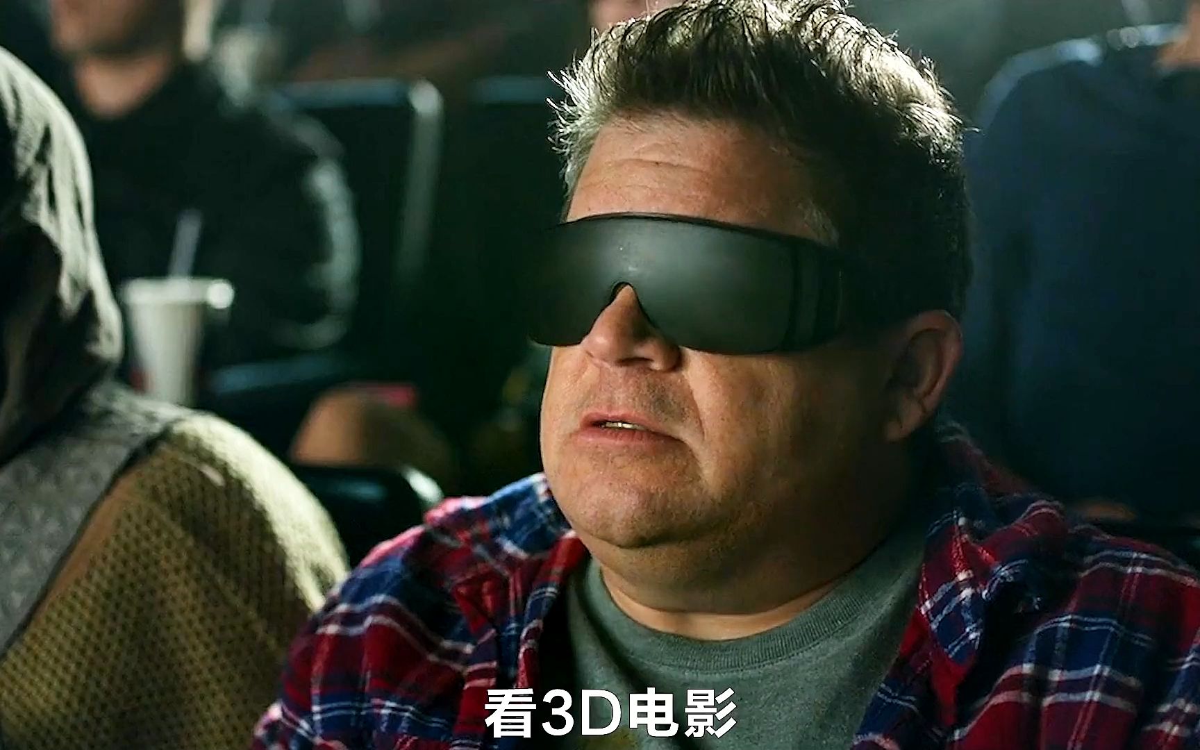 男人戴着一副2d眼镜,竟去看3d电影,结果看到了外星生物