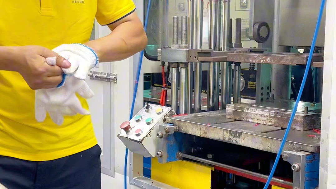 如何选择#液态硅胶包塑胶 成型工艺? #液态硅胶包塑胶 @企业号小助手