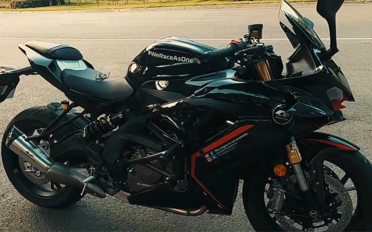 2022qj赛600黑色版.老板夸我上班来的快,可是他没想到下班我也跑的快.