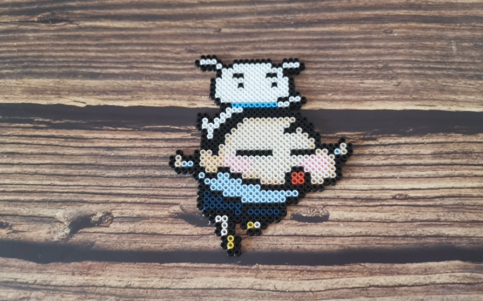 皮皮拼豆用拼豆拼出蜡笔小新和小白