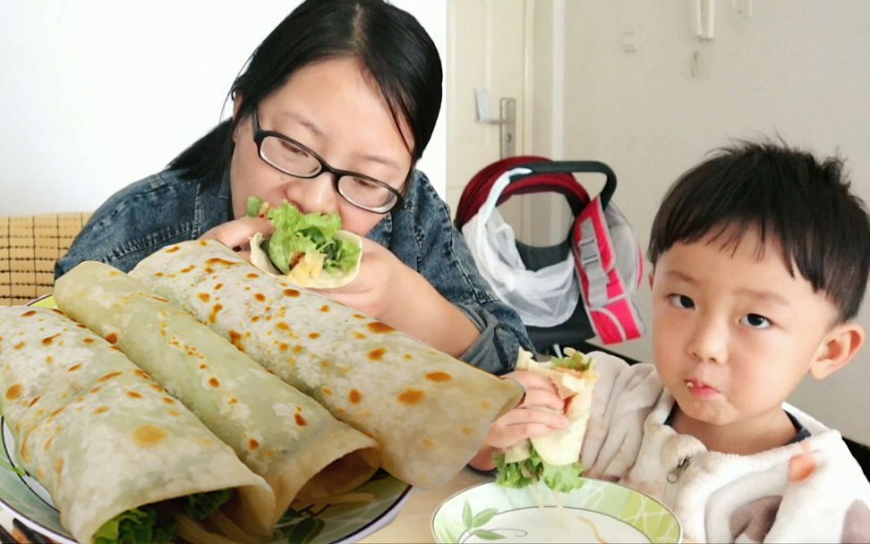 北漂一家人三妮做鸡柳卷一口气吃掉四张饼一口一口真得劲