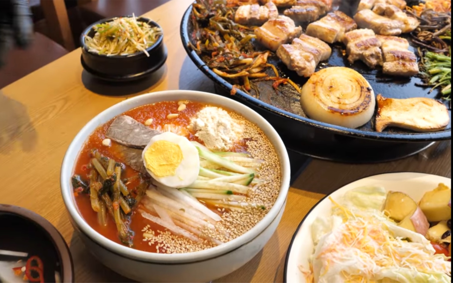 惊人的大锅盖烤五花肉!搭配韩式冷面 韩国街头美食