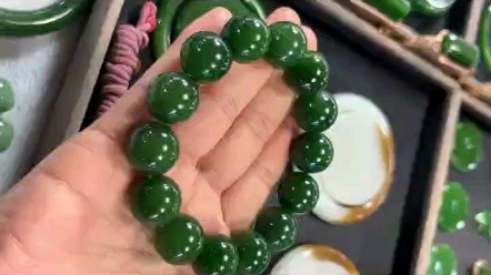和田玉碧玉冰底菠菜绿手链手串 俄碧老料 无黑点无裂 纯正菠菜绿 颗颗