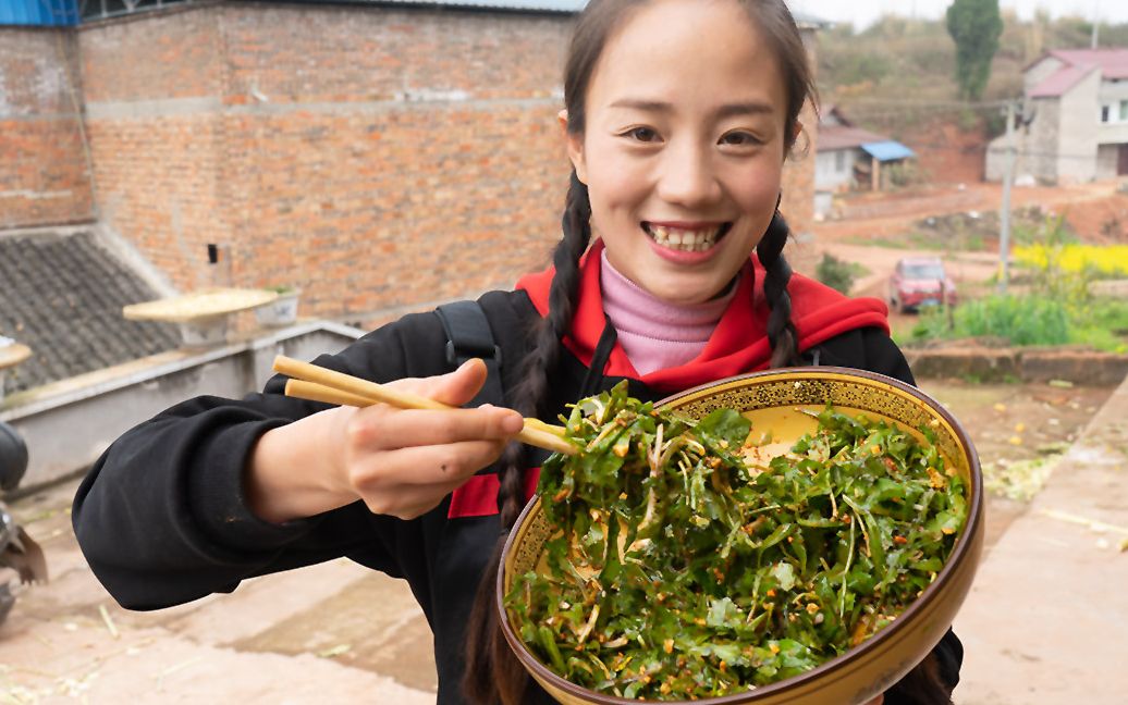 [图]农村人喜欢上山找野菜，春季的蒲公英格外鲜嫩，凉拌更是美味