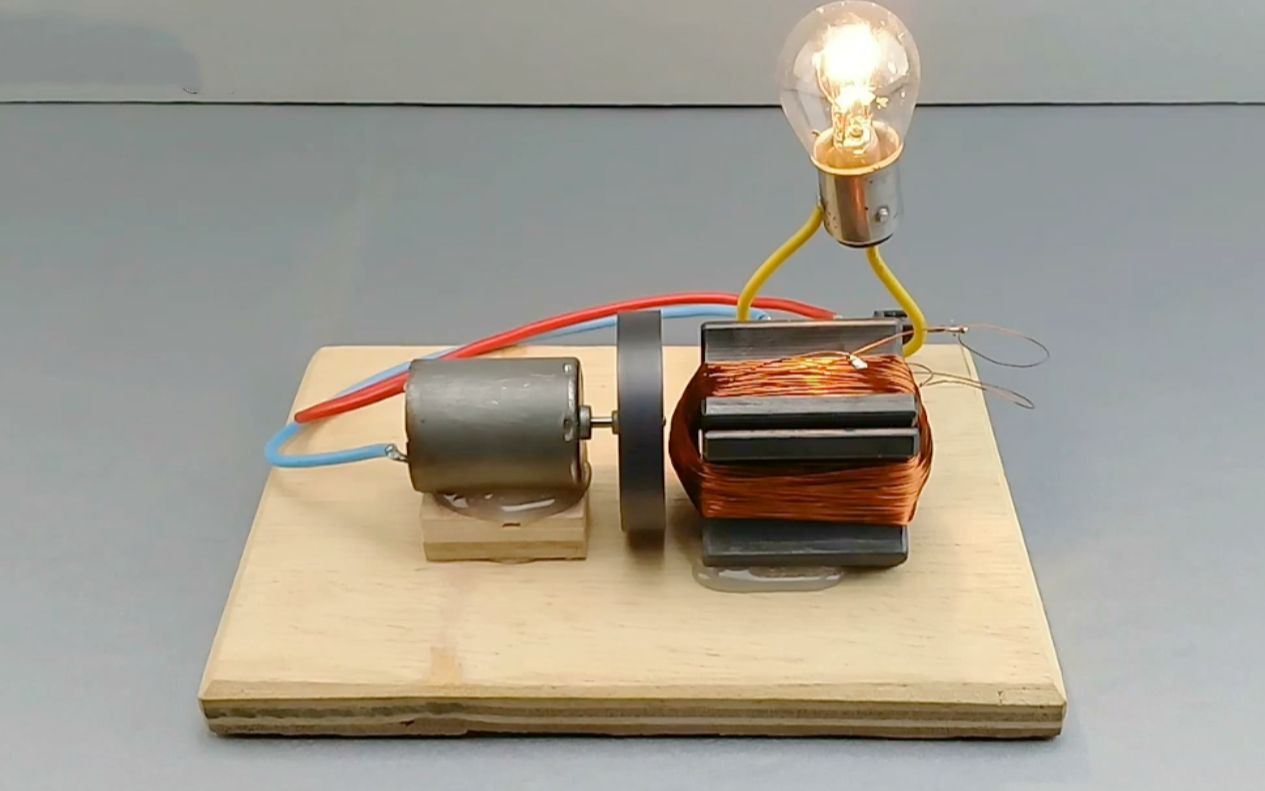 用两块磁铁缠绕铜线制作电磁发电器