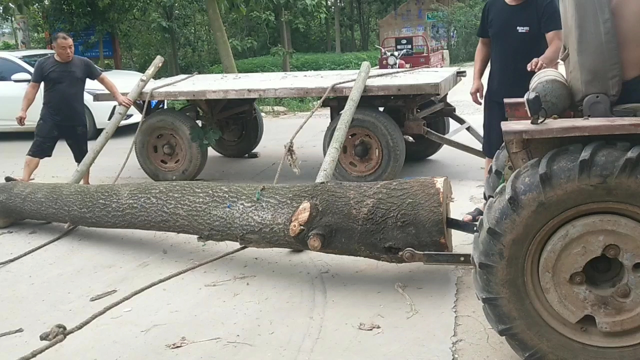 拖拉机力量真是太强大了瞬间把马路上的木头拉起飞真是太牛了